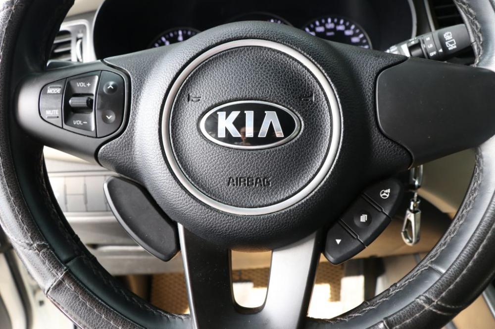 Kia Rondo 2.0MT 2017 - Bán xe Kia Rondo 2.0MT đời 2017, màu trắng, giá tốt