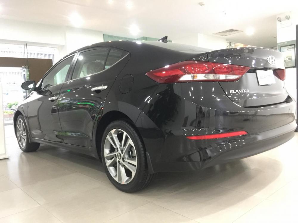 Hyundai Elantra  1.6 MT 2018 - Hyundai Elantra số sàn màu đen xe giao ngay, giá tốt, hỗ trợ vay NH. LH: 0903175312