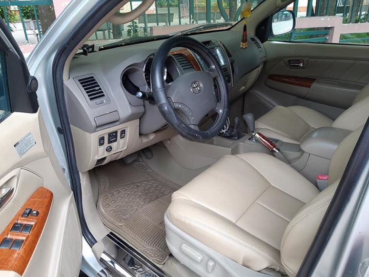 Toyota Fortuner V 2009 - Cần bán nhanh xe Toyota Fortuner 2009 tự động máy xăng, màu bạc zin