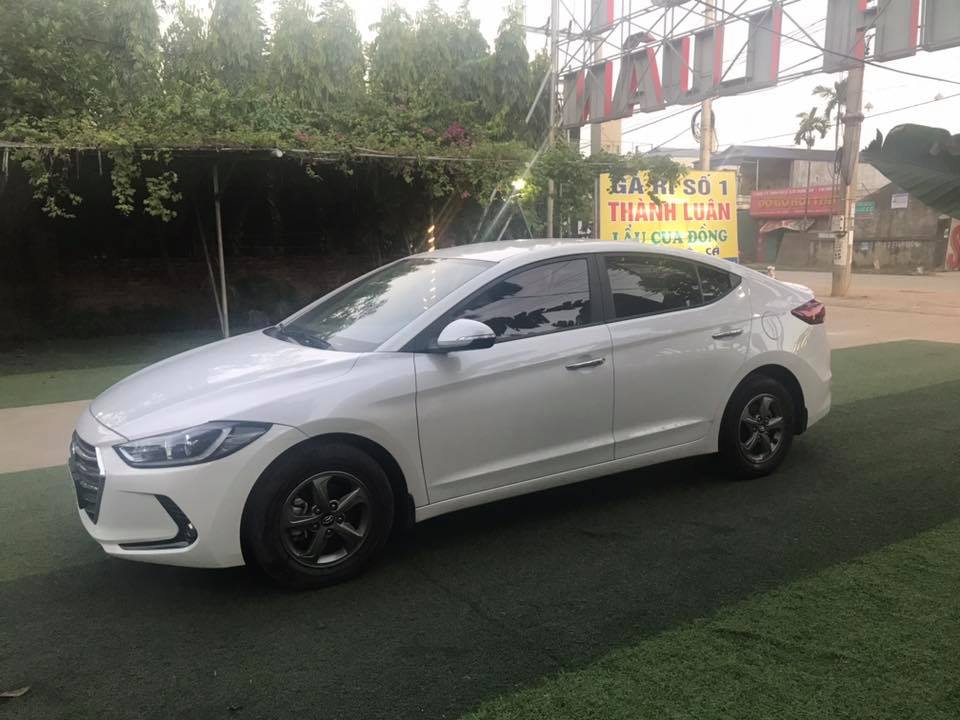 Hyundai Elantra 2017 - Gia đình cần bán Elentra 2017 đk 2018, số sàn, màu trắng đẹp long lanh gà chanh