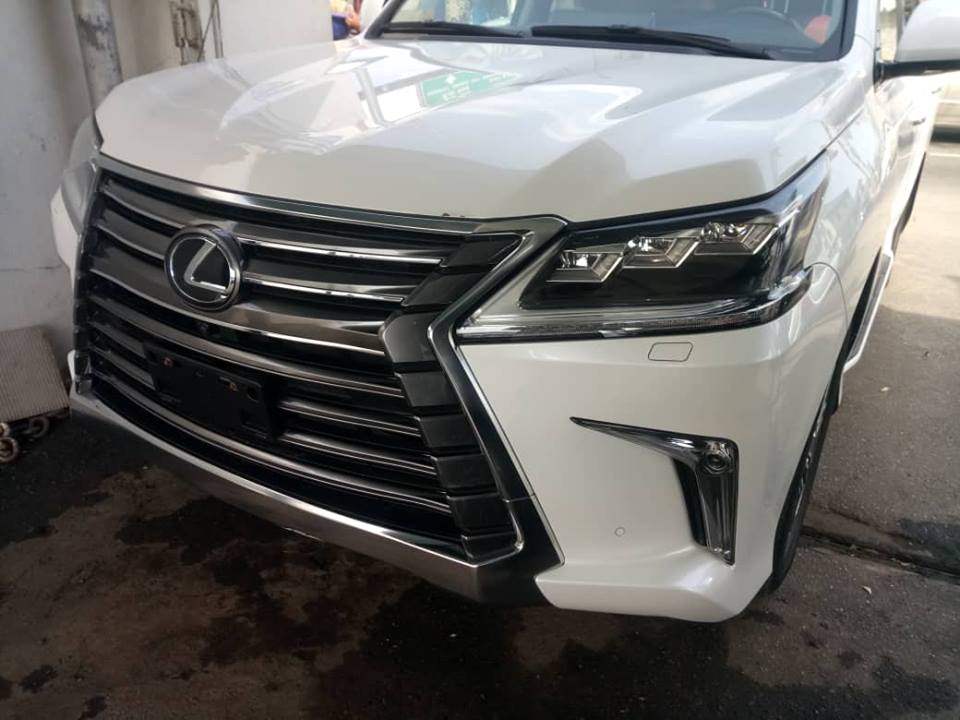 Lexus LX 570 2017 - Cần bán Lexus LX 570 - 2017, màu trắng, nhập khẩu nguyên chiếc, giấy tờ hợp pháp