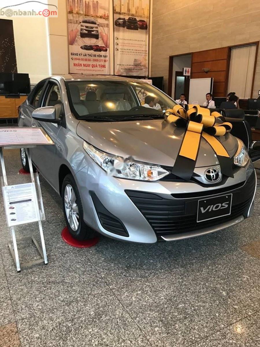 Toyota Vios 1.5E MT 2018 - Cần bán xe Toyota Vios 1.5E MT đời 2018, màu bạc, giá 516tr