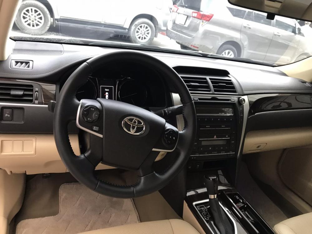 Toyota Camry 2.0E 2018 - Bán Toyota Camry 2.0E đời 2018, màu nâu vàng, Form mới, chạy siêu lướt, giá thương lượng