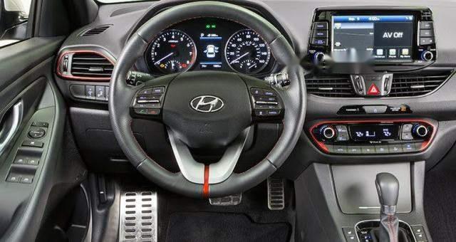 Hyundai Elantra   2018 - Cần bán Hyundai Elantra 2018, màu đen, giá chỉ 560 triệu