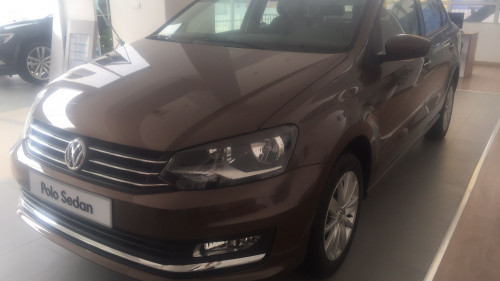 Volkswagen Polo   1.6 AT  2016 - Cần bán Volkswagen Polo 1.6 AT năm 2016, màu nâu, 599tr