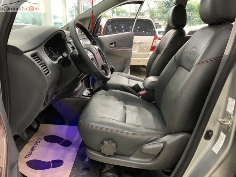 Toyota Innova 2.0E 2013 - Bán Toyota Innova 2.0E 2013, màu bạc, xe gia đình, giá 540tr