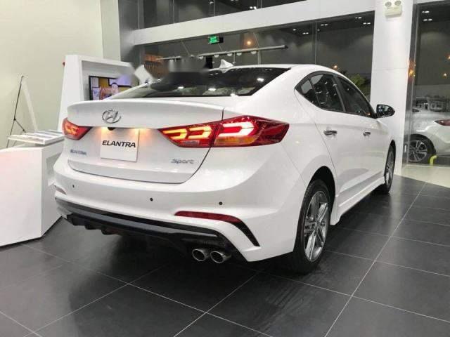 Hyundai Elantra  Sport 1.6 Turbo  2018 - Cần bán xe Hyundai Elantra Sport 1.6 Turbo đời 2018, màu trắng