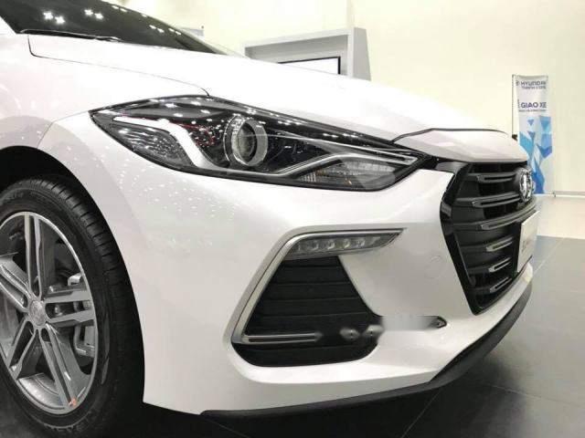 Hyundai Elantra  Sport 1.6 Turbo  2018 - Cần bán xe Hyundai Elantra Sport 1.6 Turbo đời 2018, màu trắng