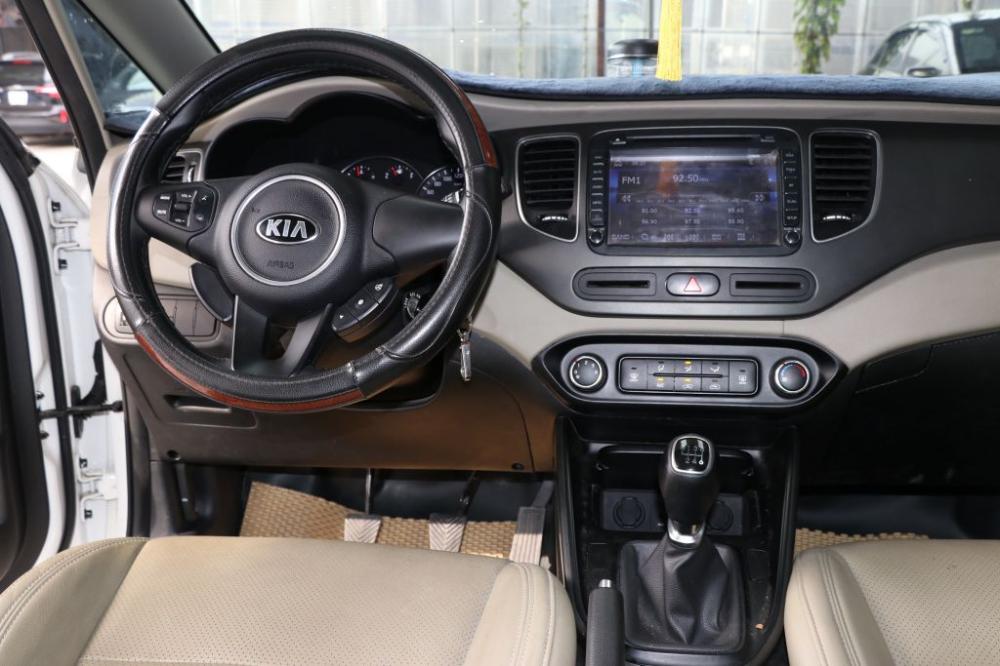 Kia Rondo 2.0MT 2017 - Bán xe Kia Rondo 2.0MT đời 2017, màu trắng, giá tốt