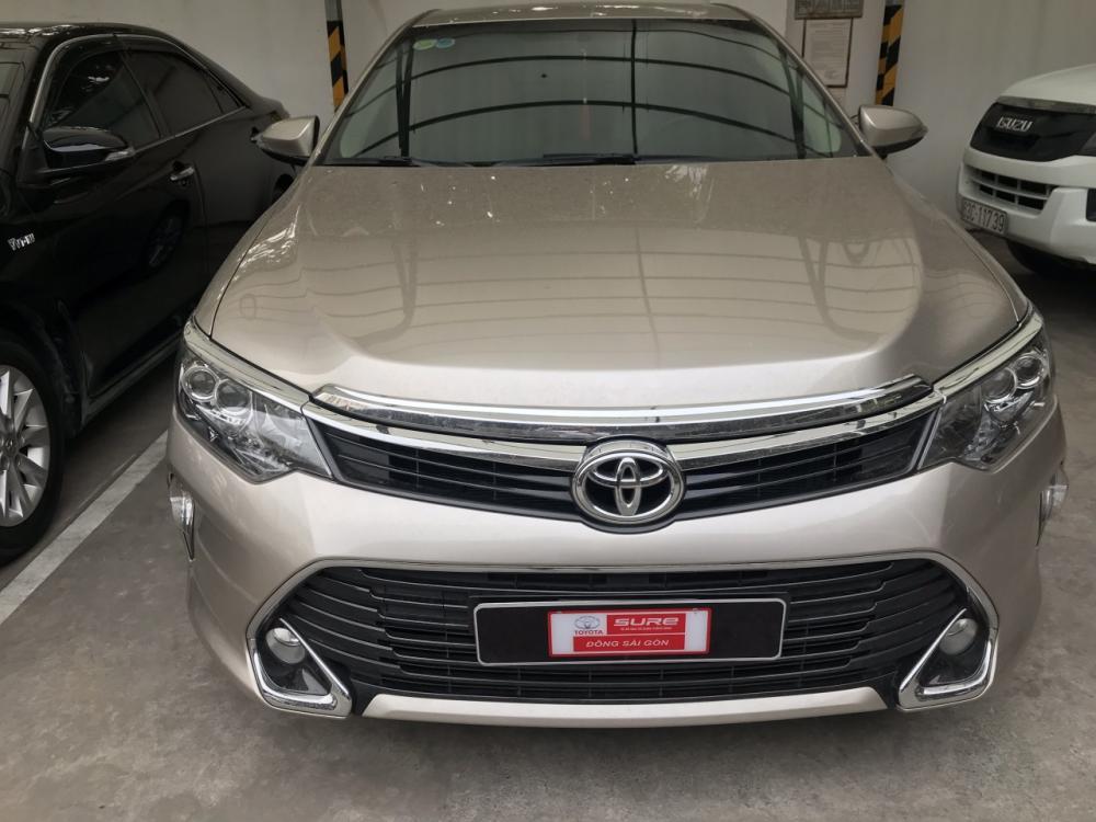 Toyota Camry 2.0E 2018 - Bán Toyota Camry 2.0E đời 2018, màu nâu vàng, Form mới, chạy siêu lướt, giá thương lượng