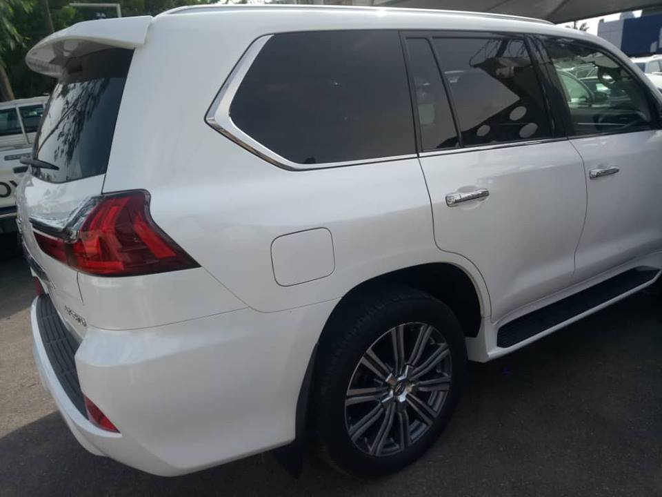 Lexus LX 570 2017 - Cần bán Lexus LX 570 - 2017, màu trắng, nhập khẩu nguyên chiếc, giấy tờ hợp pháp