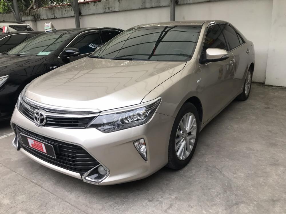 Toyota Camry 2018 - Cần bán xe Toyota Camry đời 2018, màu nâu vàng đi lướt 9.000km