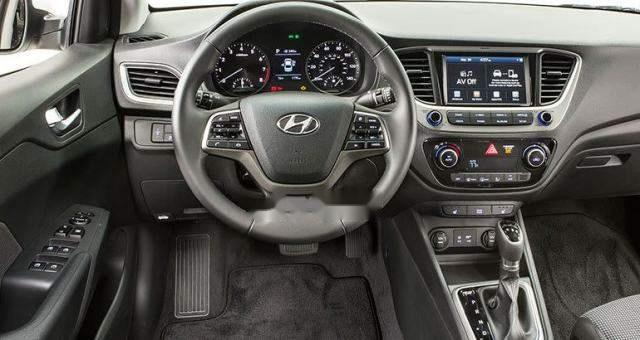 Hyundai Elantra   2018 - Cần bán Hyundai Elantra 2018, màu đen, giá chỉ 560 triệu