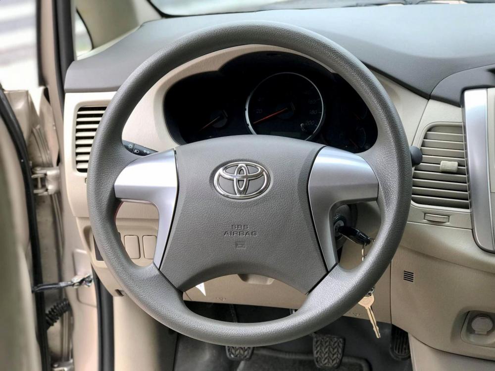 Toyota Innova 2.0 E 2015 - Bán xe Toyota Innova 2.0 E sản xuất năm 2015, màu vàng cát, 598tr