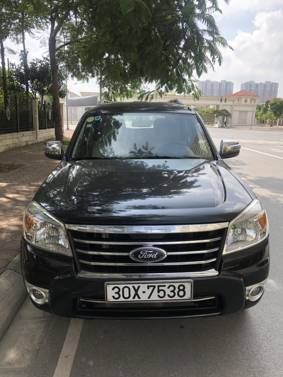 Ford Everest MT 2011 - Tôi cần bán chiếc Ford Everest MT sản xuất năm 2011, màu đen, xe 1 chủ