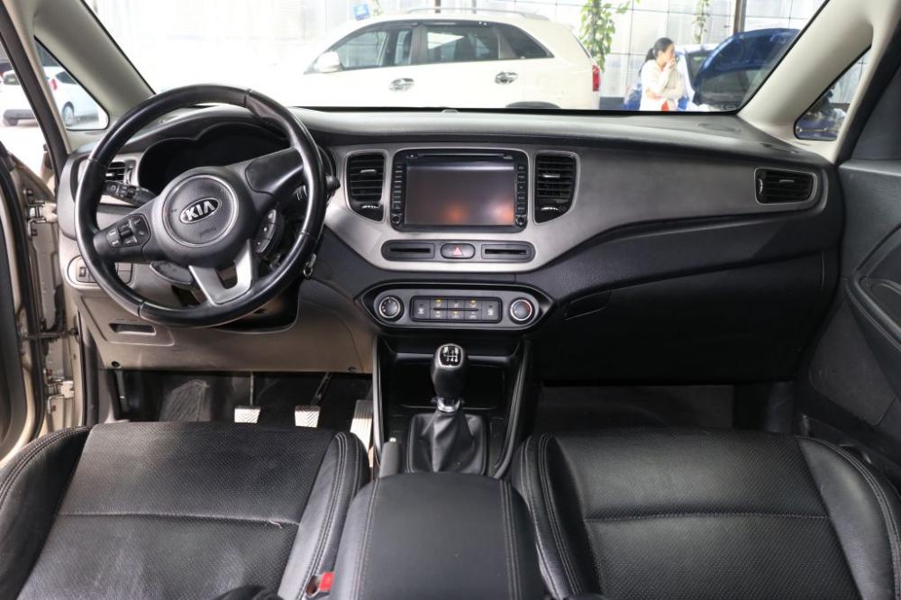 Kia Rondo 1.7MT 2015 - Bán xe Kia Rondo 1.7MT 2015, màu vàng, giá chỉ 548 triệu