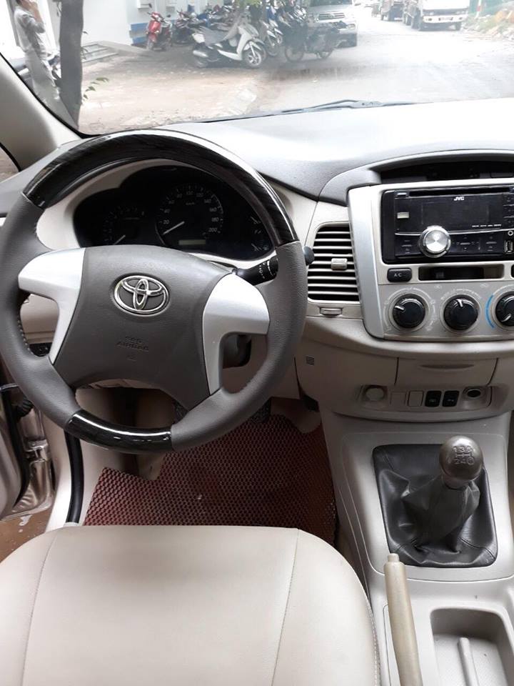 Toyota Innova 2014 - Bán Toyota Innova đời 2014, màu vàng, giá tốt