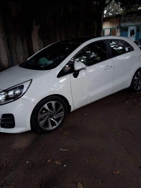 Kia Rio  AT 2016 - Cần bán xe Kia Rio AT sản xuất năm 2016, màu trắng, xe còn mới