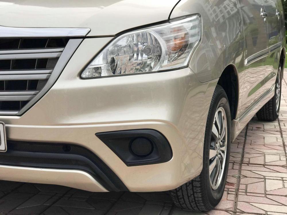 Toyota Innova 2.0 E 2015 - Bán xe Toyota Innova 2.0 E sản xuất năm 2015, màu vàng cát, 598tr