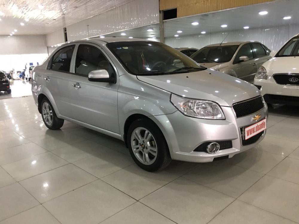 Chevrolet Aveo 2017 - Cần bán gấp Chevrolet Aveo đời 2017, màu bạc, số sàn 