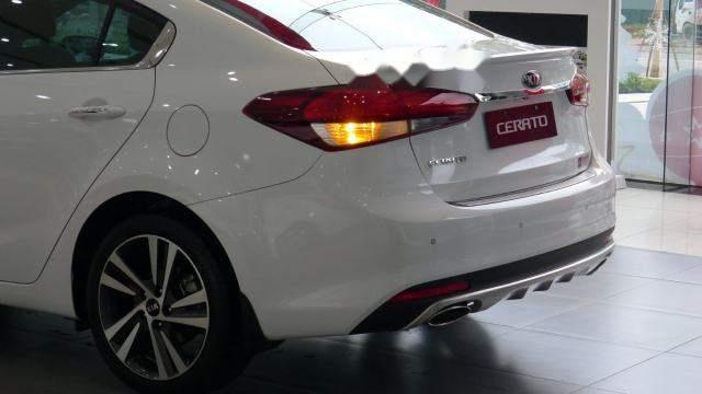 Kia Cerato   1.6 AT 2018 - Bán ô tô Kia Cerato 1.6 AT sản xuất năm 2018, màu trắng giá cạnh tranh