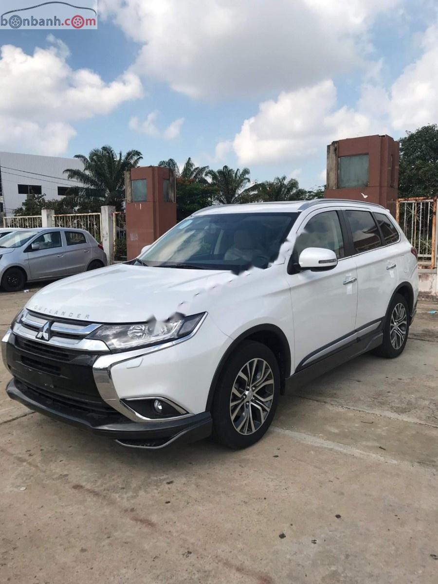 Mitsubishi Outlander 2.0 CVT Premium 2018 - Cần bán Mitsubishi Outlander 2.0 CVT Premium đời 2018, màu trắng, giá tốt