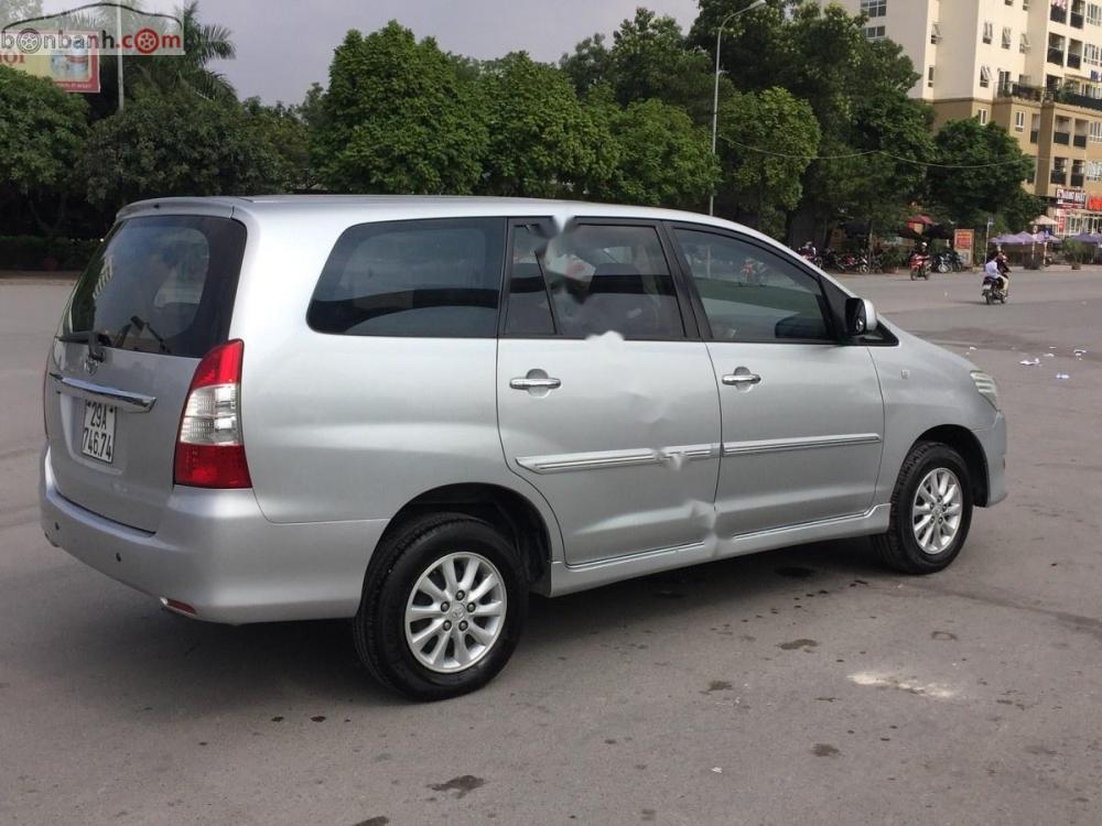 Toyota Innova 2.0E 2013 - Bán Toyota Innova 2.0E sản xuất năm 2013, màu bạc số sàn giá cạnh tranh