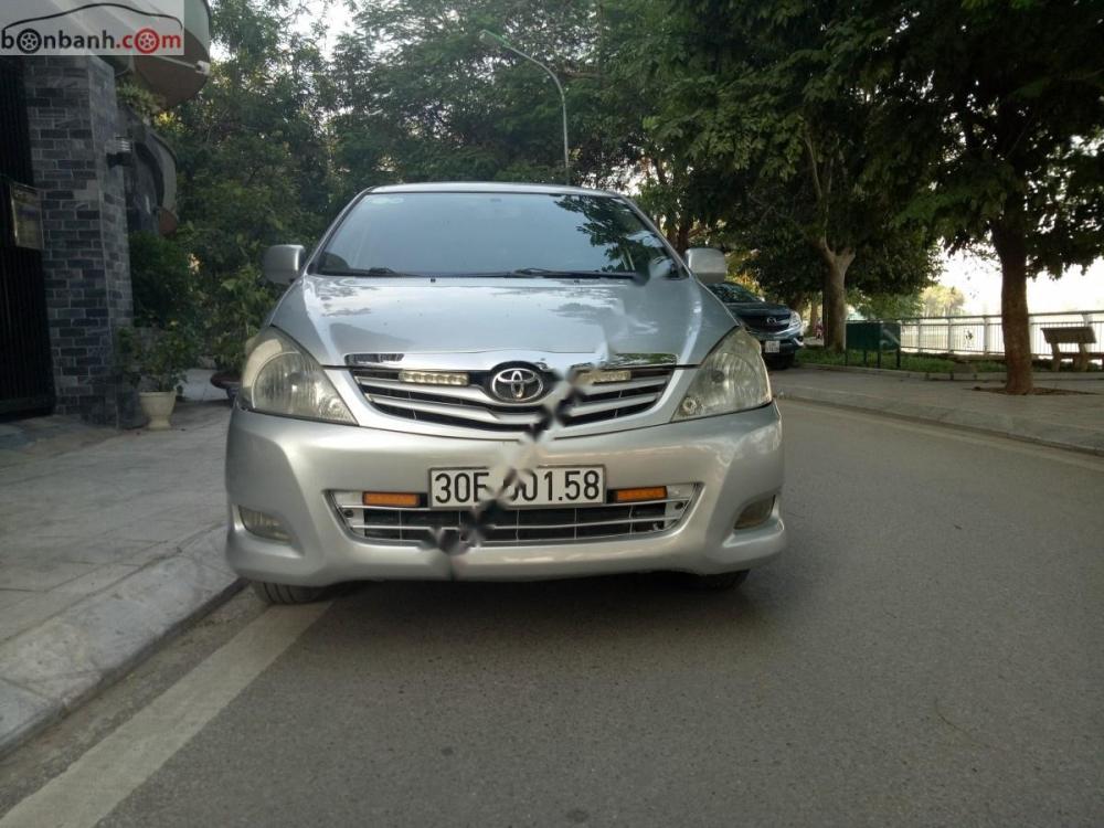 Toyota Innova 2.0 2010 - Cần bán xe cũ Toyota Innova 2.0 năm sản xuất 2010, màu bạc