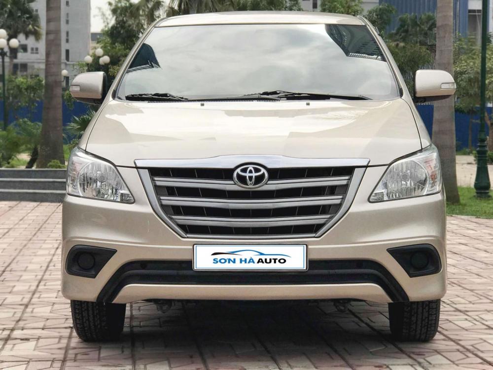 Toyota Innova 2.0 E 2015 - Bán xe Toyota Innova 2.0 E sản xuất năm 2015, màu vàng cát, 598tr