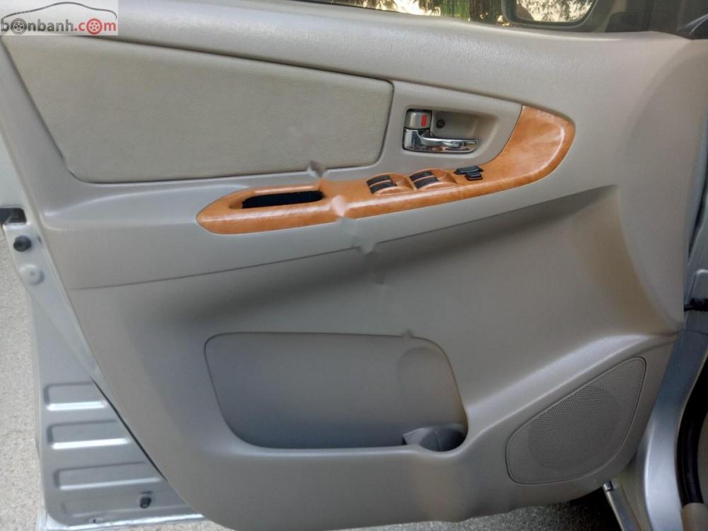 Toyota Innova 2.0 2010 - Cần bán xe cũ Toyota Innova 2.0 năm sản xuất 2010, màu bạc