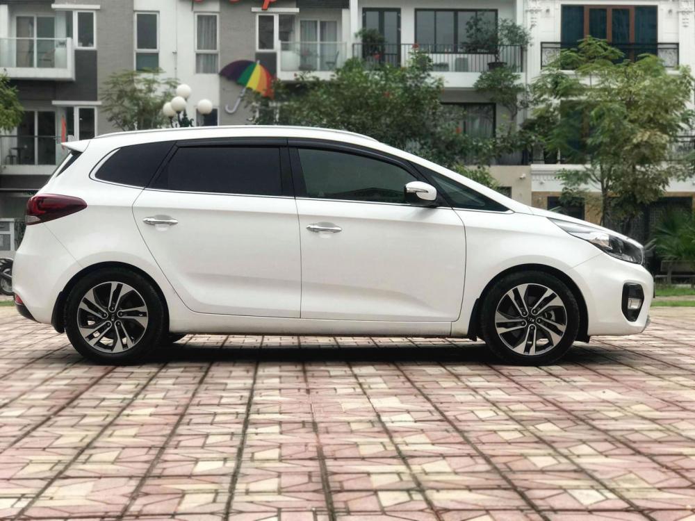 Kia Rondo 2.0 GAT 2017 - Bán ô tô Kia Rondo 2.0 GAT đời 2017, màu trắng, giá tốt