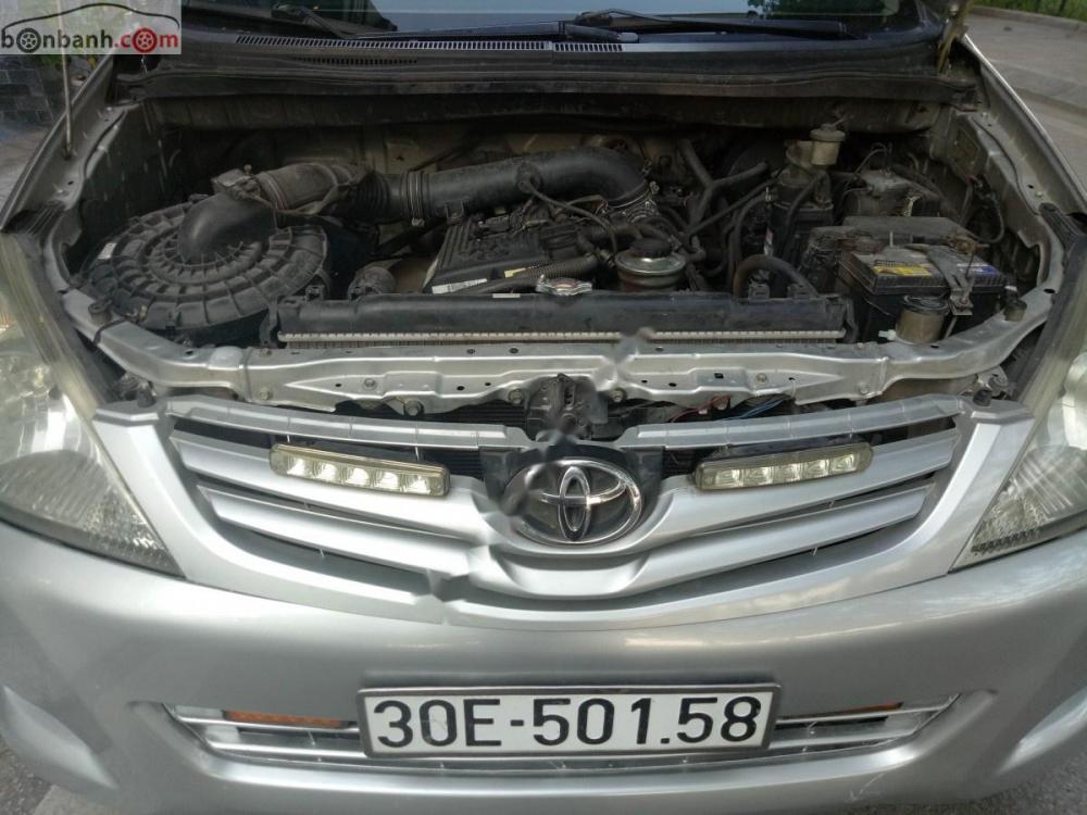 Toyota Innova 2.0 2010 - Cần bán xe cũ Toyota Innova 2.0 năm sản xuất 2010, màu bạc