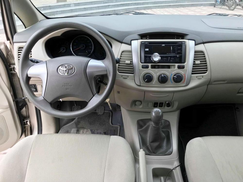 Toyota Innova 2.0 E 2015 - Bán xe Toyota Innova 2.0 E sản xuất năm 2015, màu vàng cát, 598tr