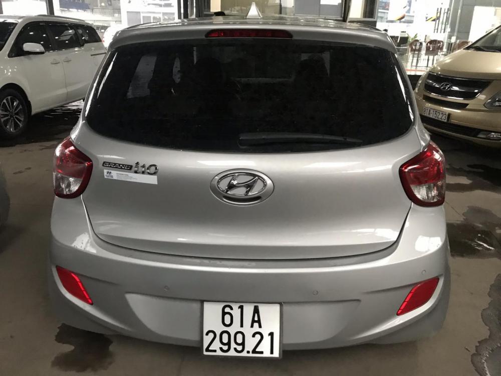Hyundai Grand i10 1.0MT 2015 - Bán Hyundai i10 1.0MT màu bạc số sàn, nhập Ấn Độ 2015, bản 5 cửa, gia đình, xe chạy 38000km