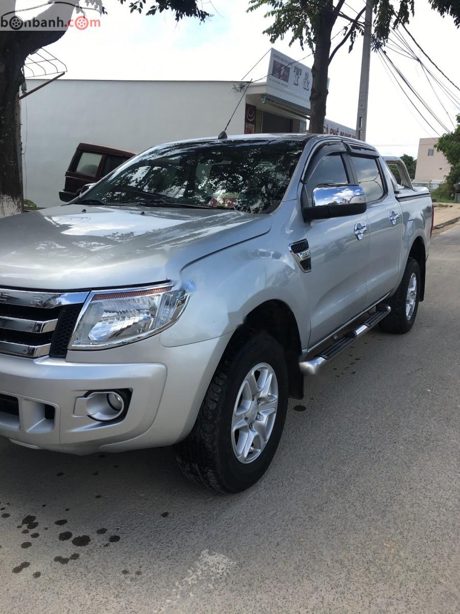 Ford Ranger XLT 2.2L 4x4 MT 2012 - Bán ô tô Ford Ranger XLT 2.2L 4x4 MT năm sản xuất 2012, màu bạc, xe nhập