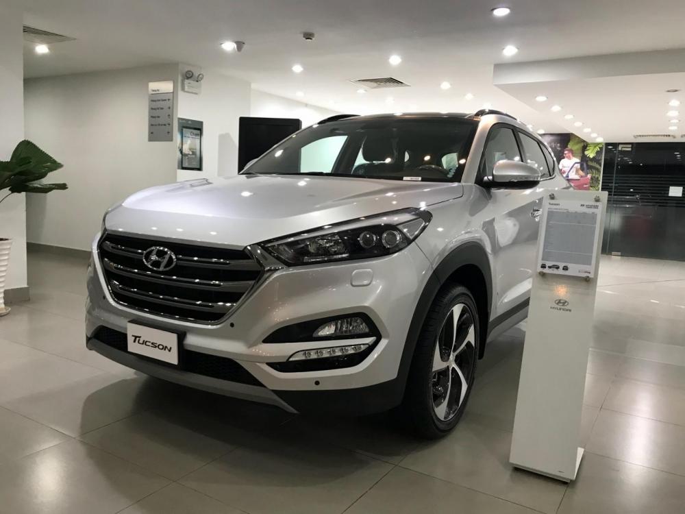 Hyundai Tucson 2.0 2018 - Bán Hyundai Tucson bạc xe có sẵn giao ngay, hỗ trợ vay trả góp, LH để được giá tốt nhất, Hotline 0903175312