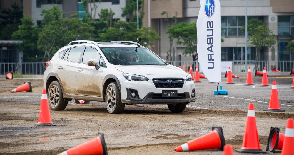 Subaru XV 2.0 2018 - Bán Subaru XV (trắng, xanh, đỏ) 2018 Eyesight gầm cao KM tốt nhất gọi 093.22222.30 Ms Loan