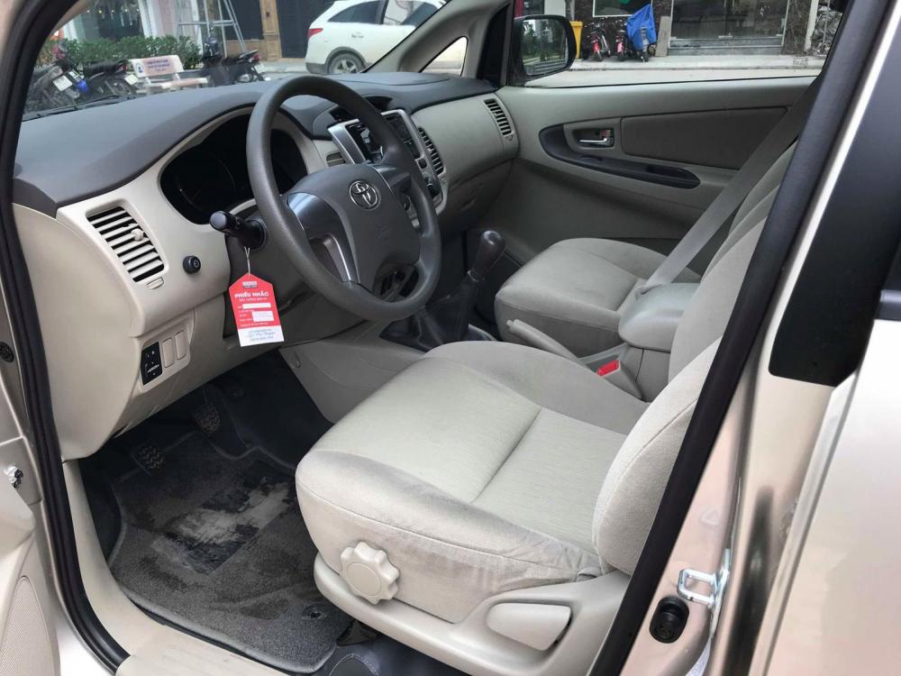 Toyota Innova 2.0 E 2015 - Bán xe Toyota Innova 2.0 E sản xuất năm 2015, màu vàng cát, 598tr