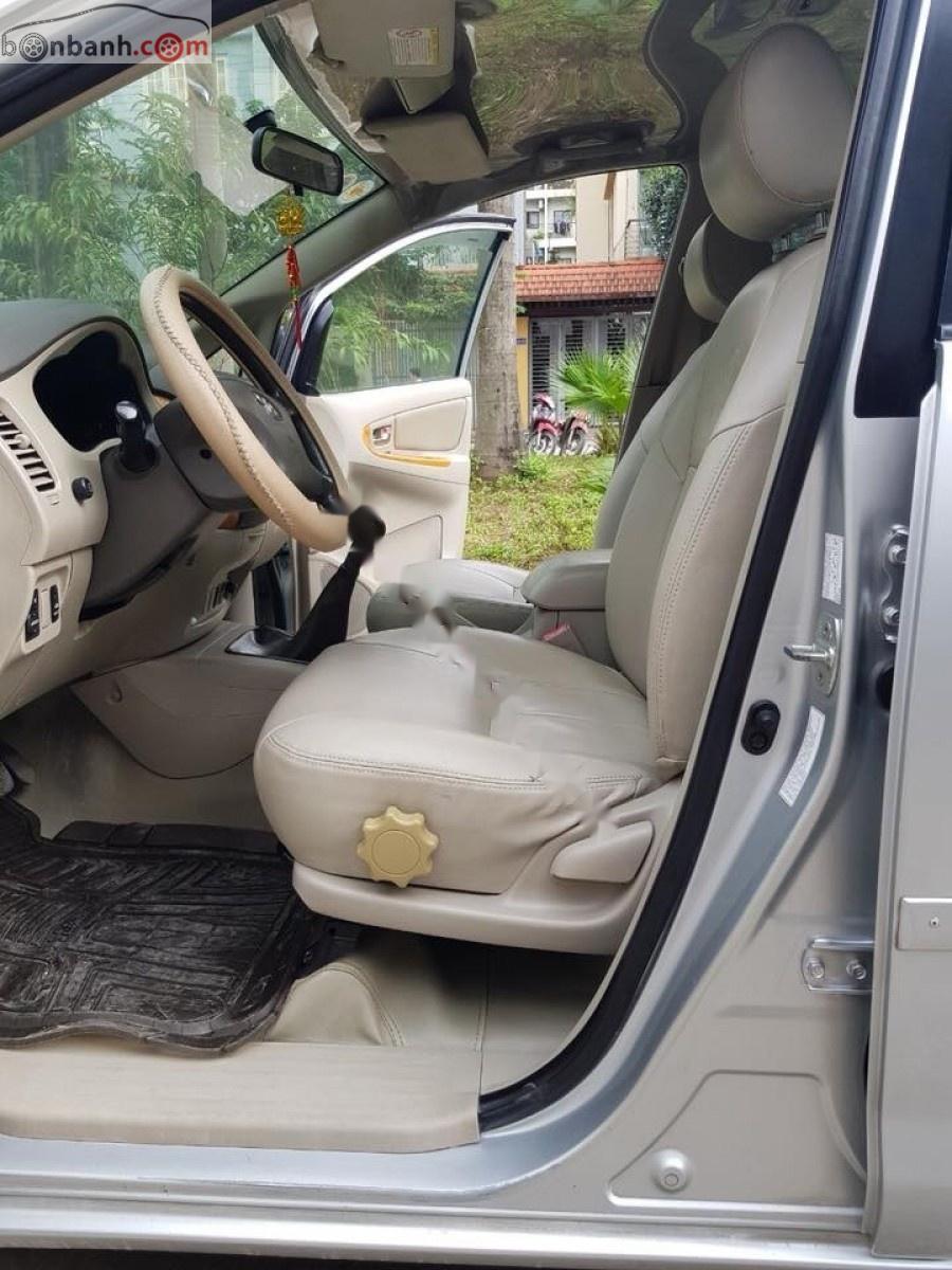 Toyota Innova G 2010 - Cần bán Toyota Innova G sản xuất năm 2010, màu bạc xe gia đình