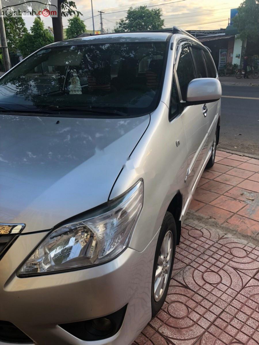 Toyota Innova 2.0E 2013 - Bán xe Toyota Innova 2.0E năm sản xuất 2013, màu bạc