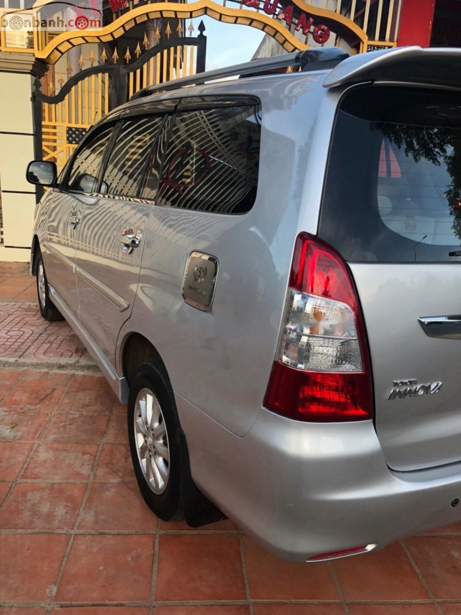 Toyota Innova 2.0E 2013 - Bán xe Toyota Innova 2.0E năm sản xuất 2013, màu bạc