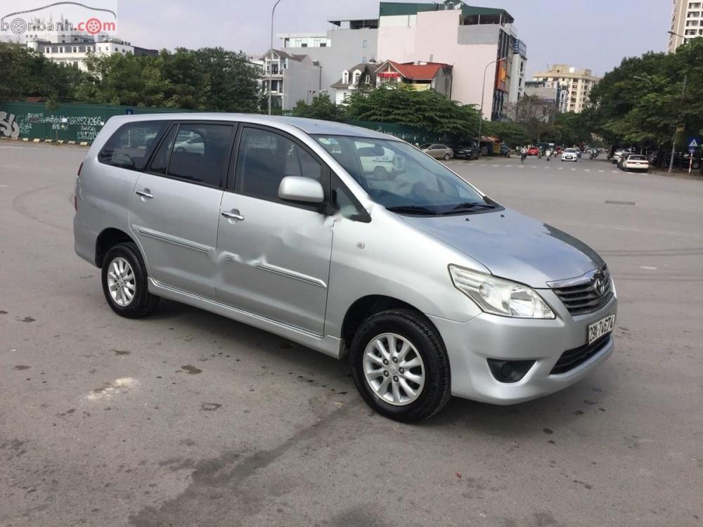 Toyota Innova 2.0E 2013 - Bán Toyota Innova 2.0E sản xuất năm 2013, màu bạc số sàn giá cạnh tranh