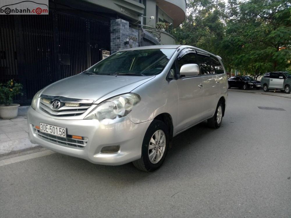 Toyota Innova 2.0 2010 - Cần bán xe cũ Toyota Innova 2.0 năm sản xuất 2010, màu bạc