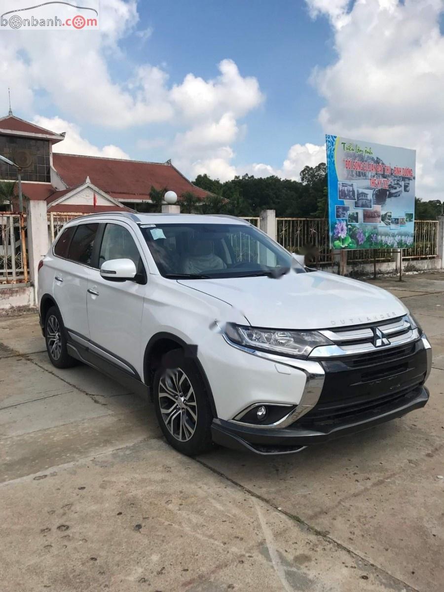 Mitsubishi Outlander 2.0 CVT Premium 2018 - Cần bán Mitsubishi Outlander 2.0 CVT Premium đời 2018, màu trắng, giá tốt