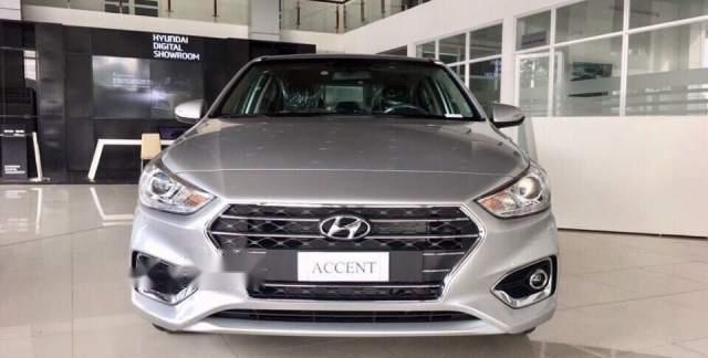 Hyundai Accent AT 2018 - Bán xe Hyundai Accent AT sản xuất năm 2018, màu bạc, giá chỉ 555 triệu