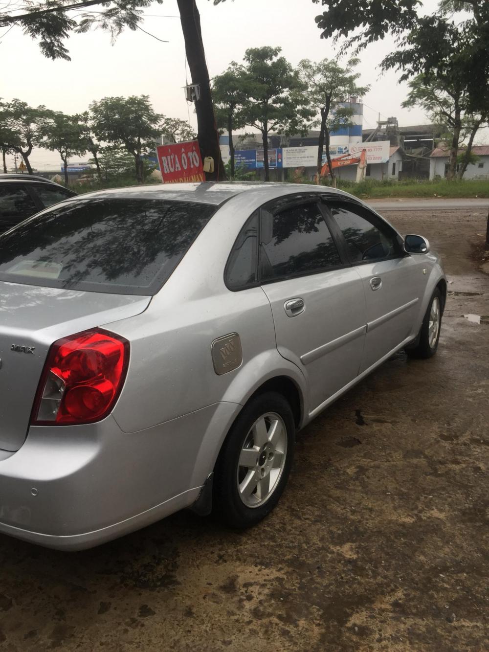 Daewoo Lacetti 2004 - Cần bán xe Daewoo Lacetti năm 2004, màu bạc 