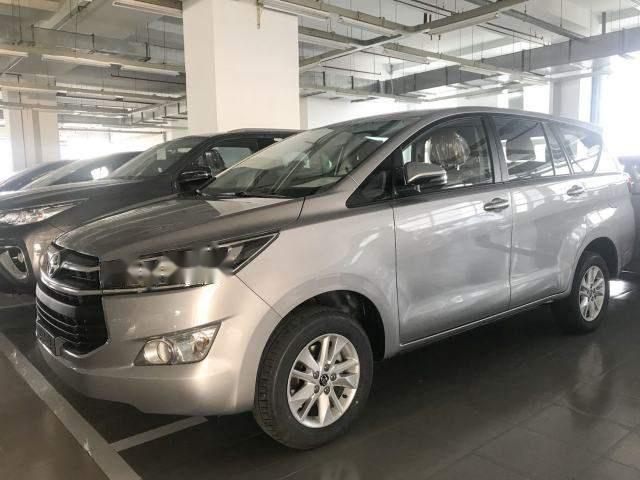 Toyota Innova  2.0E MT 2018 - Bán ô tô Toyota Innova 2.0E năm 2018, màu bạc, giá chỉ 771 triệu 