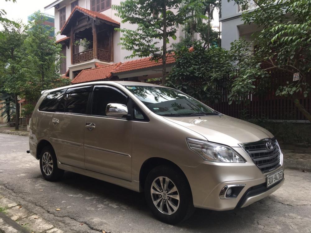 Toyota Innova    2.0E MT 2015 - Bán Innova 2015 ghi vàng, chính chủ Hà Nội