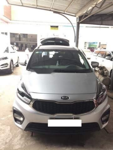 Kia Rondo   2.0MT 2017 - Bán Kia Rondo 2.0MT đời 2017, màu bạc số sàn