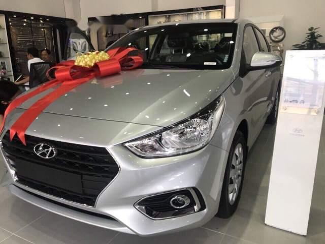 Hyundai Accent AT 2018 - Bán xe Hyundai Accent AT sản xuất năm 2018, màu bạc, giá chỉ 555 triệu